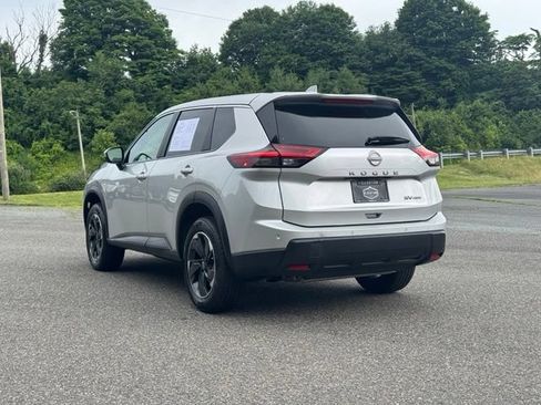 Used 2024 Nissan Rogue SV AWD/4WD image 5