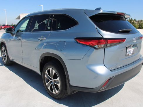 Used 2022 Toyota Highlander XLE AWD/4WD image 5