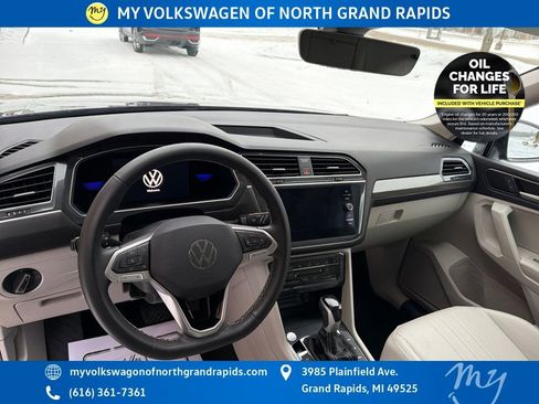 Used 2022 Volkswagen Tiguan SE w/ Panoramic Sunroof Package image 13
