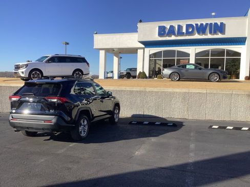 Used 2022 Toyota RAV4 XLE w/ XLE Grade Weather Package image 7