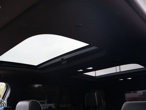 Used 2023 Chevrolet Traverse Premier FWD image 25
