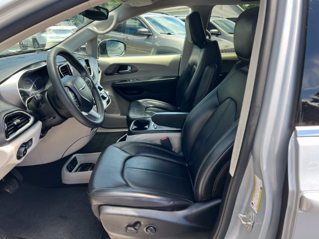 Used 2023 Chrysler Pacifica Touring-L FWD image 3