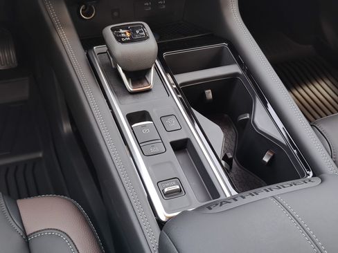 New 2026 Nissan Pathfinder Platinum FWD image 10