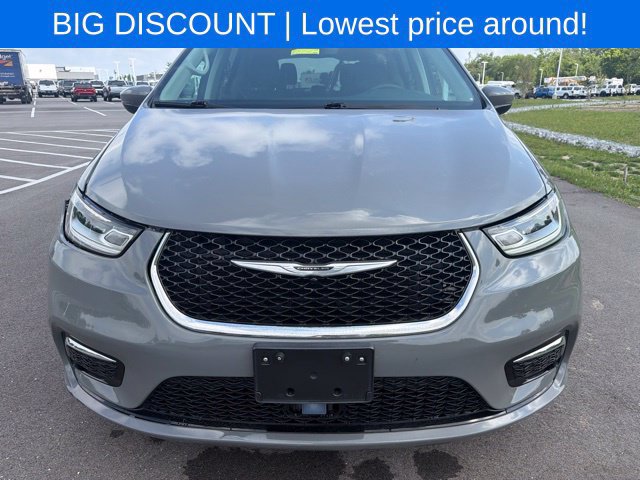 Used 2023 Chrysler Pacifica Touring-L FWD image 3