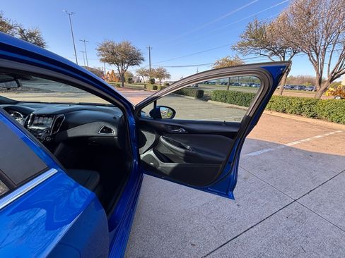 Used 2018 Chevrolet Cruze LT w/ Sun And Sound Package image 16