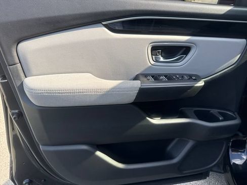 Used 2023 Honda Pilot LX image 9