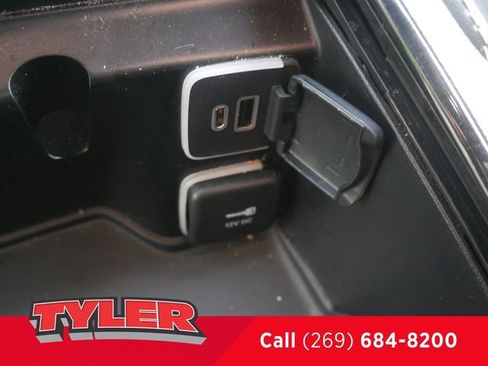 Used 2023 Chrysler Pacifica Limited w/ Uconnect Theater Family Group FWD image 35