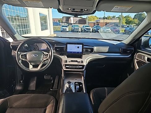 Used 2023 Ford Explorer XLT image 12