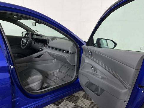 Used 2025 Hyundai Elantra SEL image 16