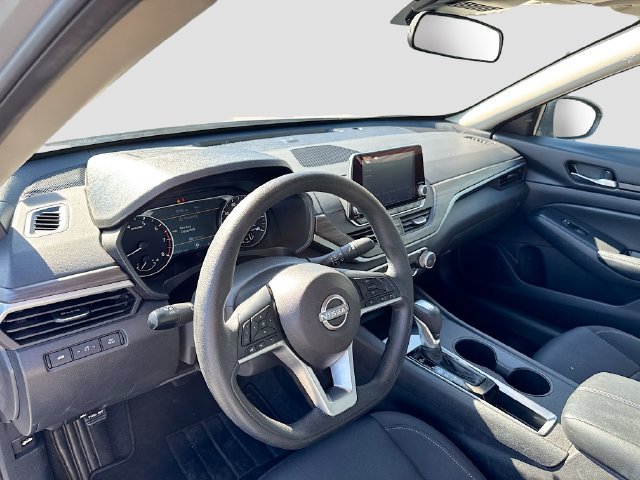 Used 2025 Nissan Altima 2.5 SV FWD image 9