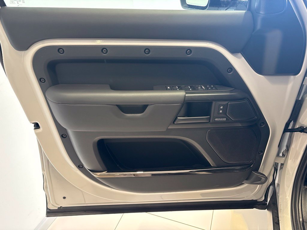 New 2026 Land Rover Defender 110 AWD/4WD image 27