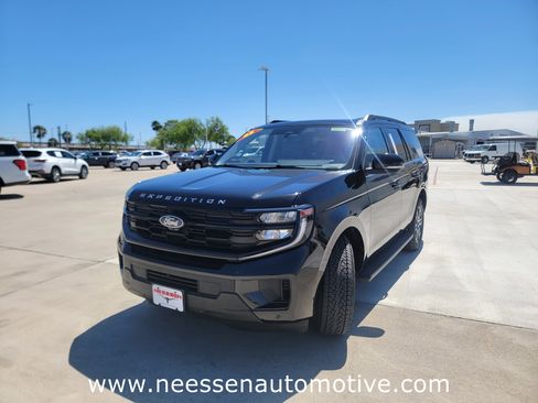 Used 2025 Ford Expedition Active image 3