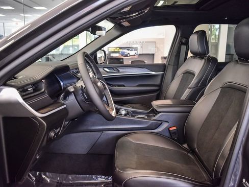 New 2026 Jeep Grand Cherokee Altitude image 17