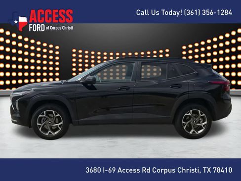 Used 2025 Chevrolet Trax LT FWD image 5