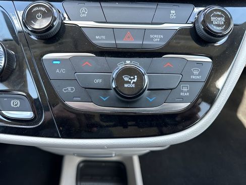 Used 2023 Chrysler Voyager LX image 18