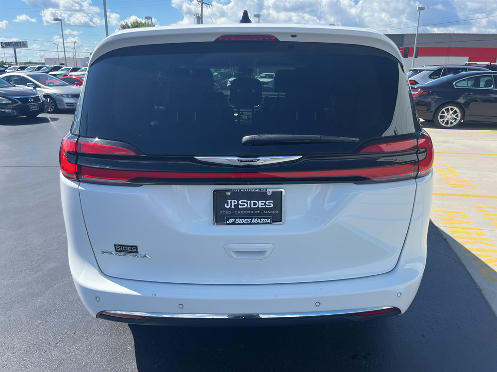 Used 2023 Chrysler Pacifica Touring-L FWD image 11