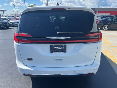 Used 2023 Chrysler Pacifica Touring-L FWD image 11