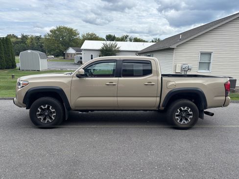 Used 2019 Toyota Tacoma TRD Off-Road w/ Technology Package AWD/4WD image 6