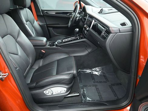 Certified 2025 Porsche Macan image 28