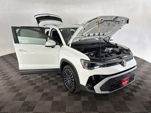 Used 2025 Volkswagen Taos SE FWD image 12
