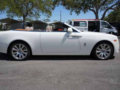 Used 2017 Rolls-Royce Dawn image 16