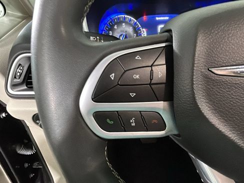 Used 2024 Chrysler Pacifica Touring-L FWD image 17