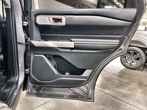 Used 2022 Ford Explorer Limited w/ Limited Technology Package image 40