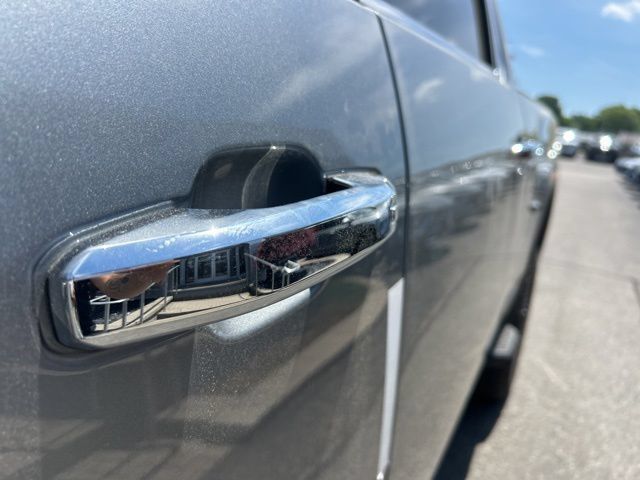 New 2026 GMC Sierra 3500 Denali Ultimate w/ LPO, Black Badging Package AWD/4WD image 17
