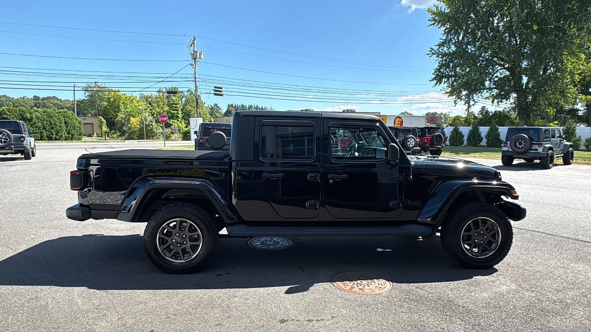 Used 2020 Jeep Gladiator Overland AWD/4WD image 14