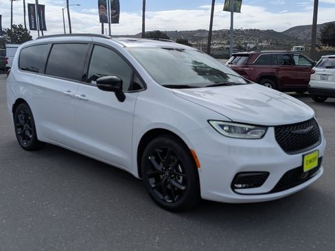 New 2026 Chrysler Pacifica Limited w/ Uconnect Theater Family Group image 2