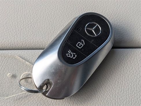 Used 2025 Mercedes-Benz GLC 350e 4MATIC image 29