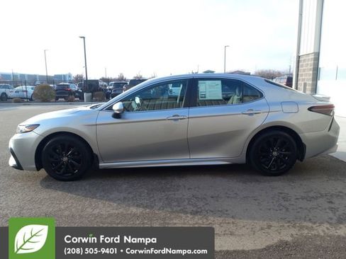 Used 2022 Toyota Camry SE image 6