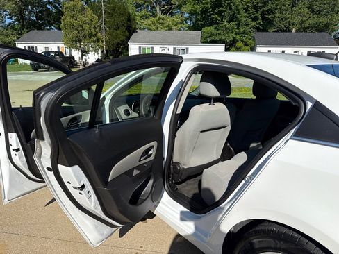 Used 2015 Chevrolet Cruze LT FWD image 12