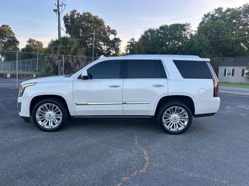 Used 2020 Cadillac Escalade Platinum AWD/4WD image 2