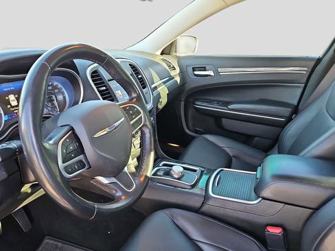 Used 2022 Chrysler 300 Touring L image 10