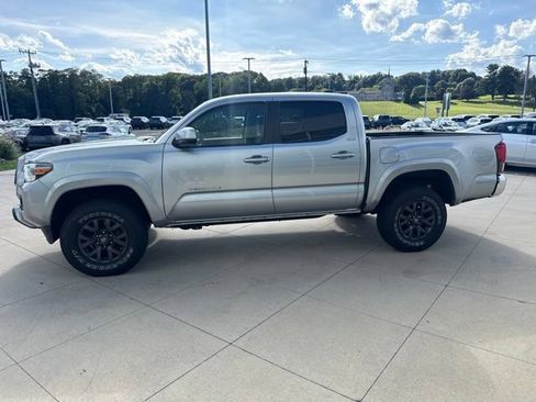 Used 2023 Toyota Tacoma SR5 AWD/4WD image 5