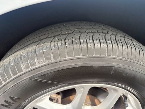 Used 2024 Chrysler Pacifica Touring-L image 6