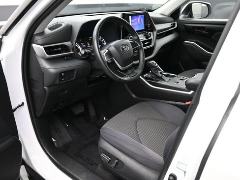 Used 2023 Toyota Highlander LE FWD image 2