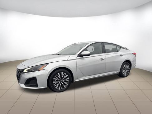 Used 2023 Nissan Altima 2.5 SV image 3