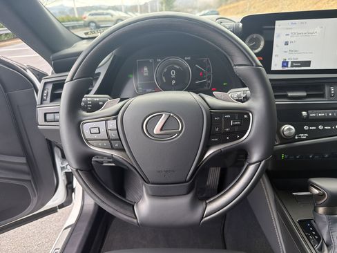 Used 2025 Lexus ES 300h w/ Technology Package image 13