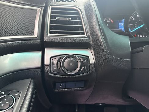 Used 2017 Ford Explorer XLT w/ Equipment Group 201A AWD/4WD image 39