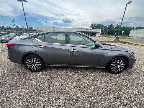 Used 2025 Nissan Altima 2.5 SV FWD image 10
