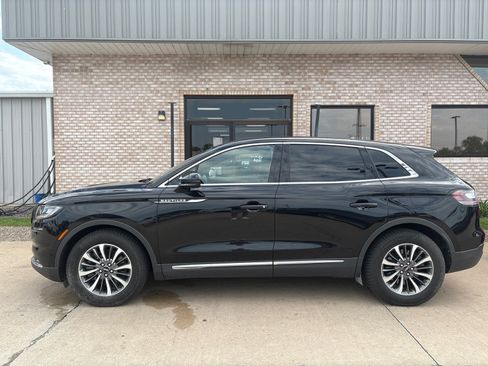 Used 2022 Lincoln Nautilus Reserve AWD/4WD image 2