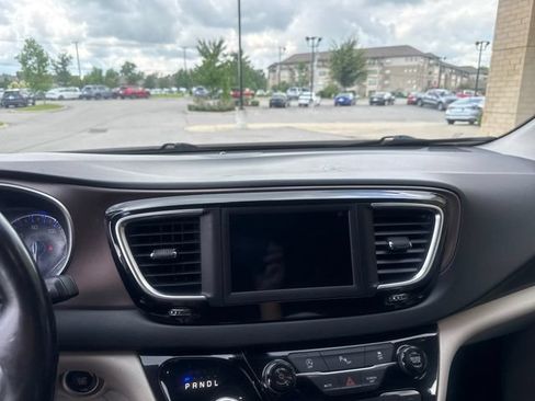Used 2019 Chrysler Pacifica Touring-L FWD image 14