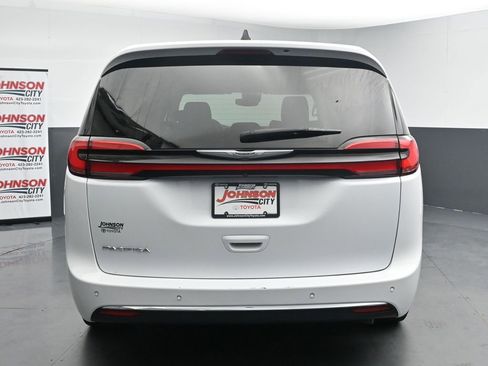 Used 2023 Chrysler Pacifica Touring-L FWD image 8