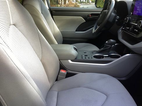 Certified 2024 Toyota Highlander LE image 3