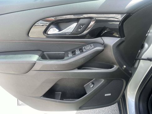 Used 2022 Chevrolet Traverse RS FWD image 18