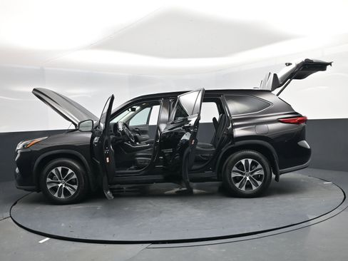 Used 2020 Toyota Highlander XLE image 20