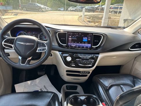 Used 2023 Chrysler Pacifica Touring-L FWD image 12