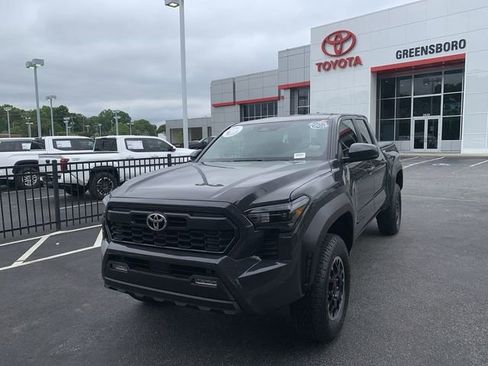 Certified 2025 Toyota Tacoma TRD Off-Road AWD/4WD image 1